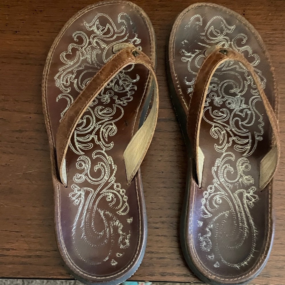 OLUKAI Leather flip flops